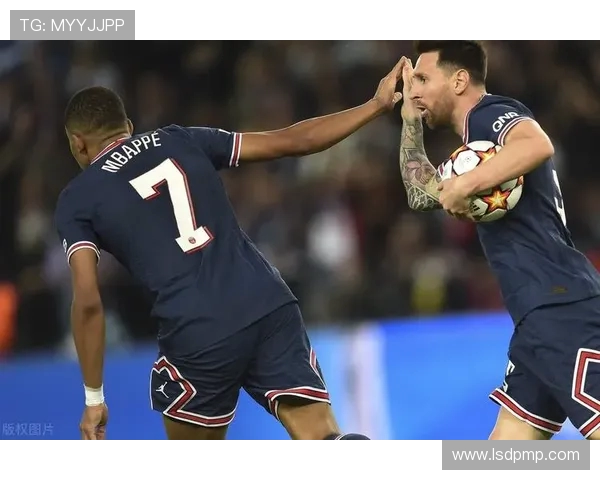 大巴黎与拜仁激战正酣比分揭晓引发球迷热议